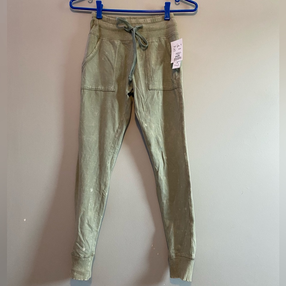 Green acid wash leggings